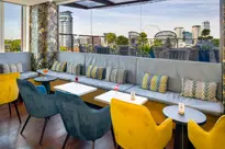 06 Hlwwaterlooskybar6