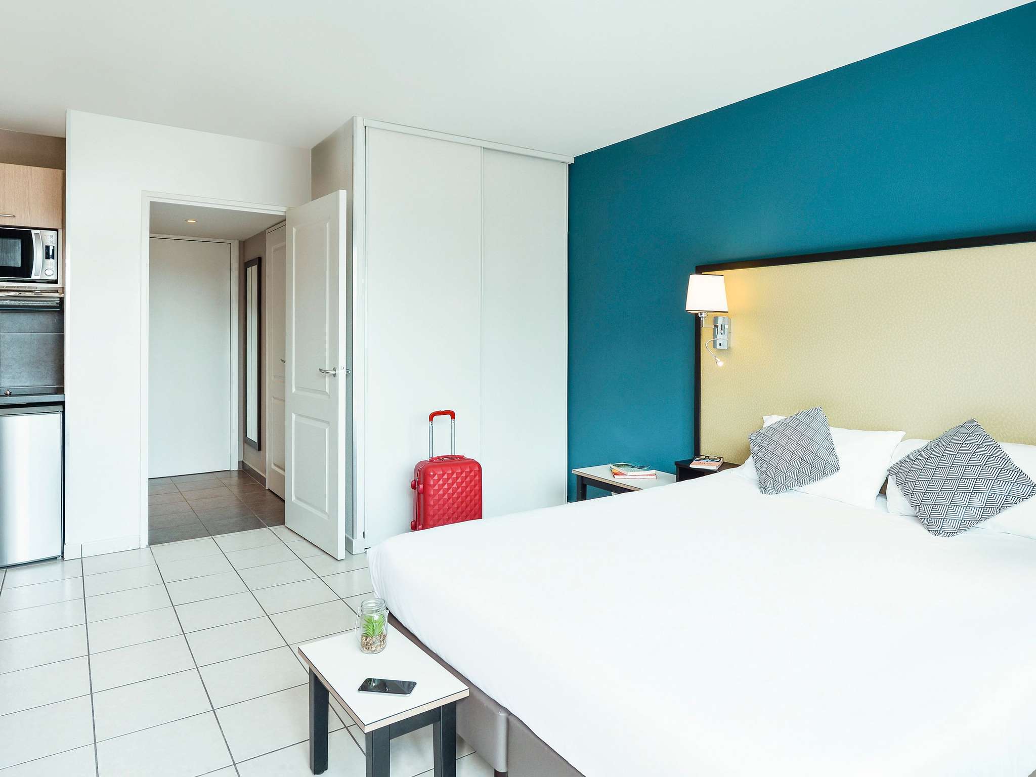 6799 Roca2p 00 P 2048X1536