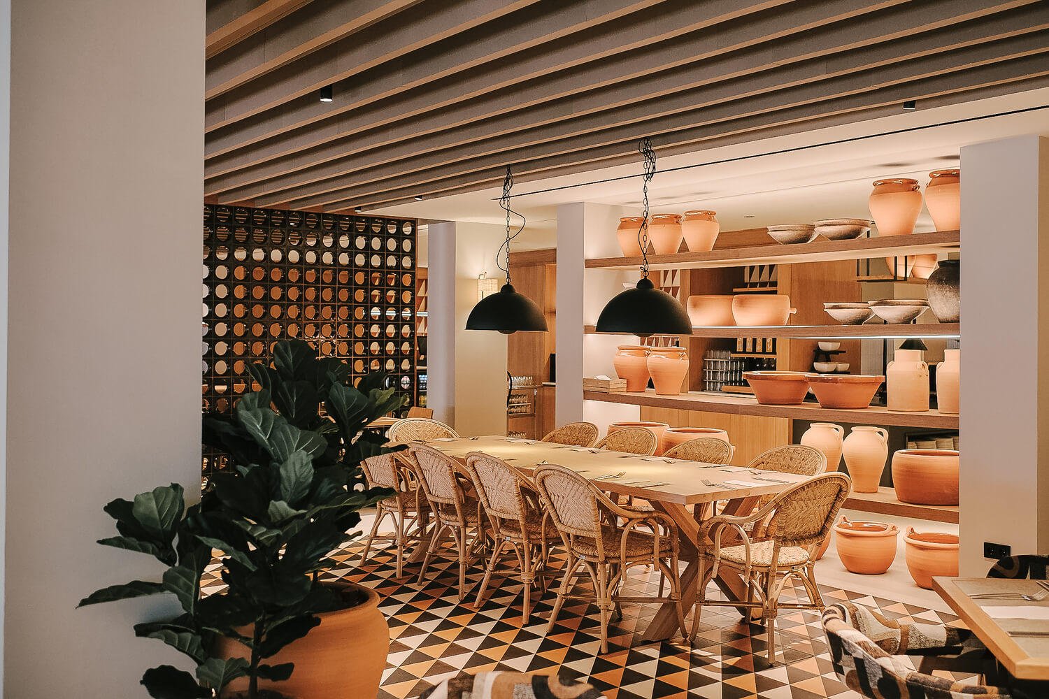 Restaurante Decoracion Rustica Macetas Barro Mediterraneo 1