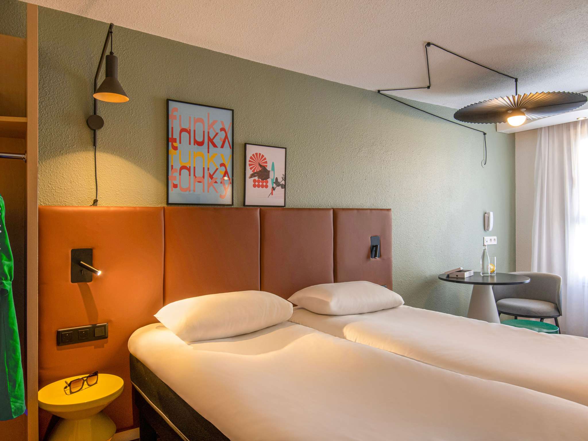 1370 Ho 00 P 2048X1536