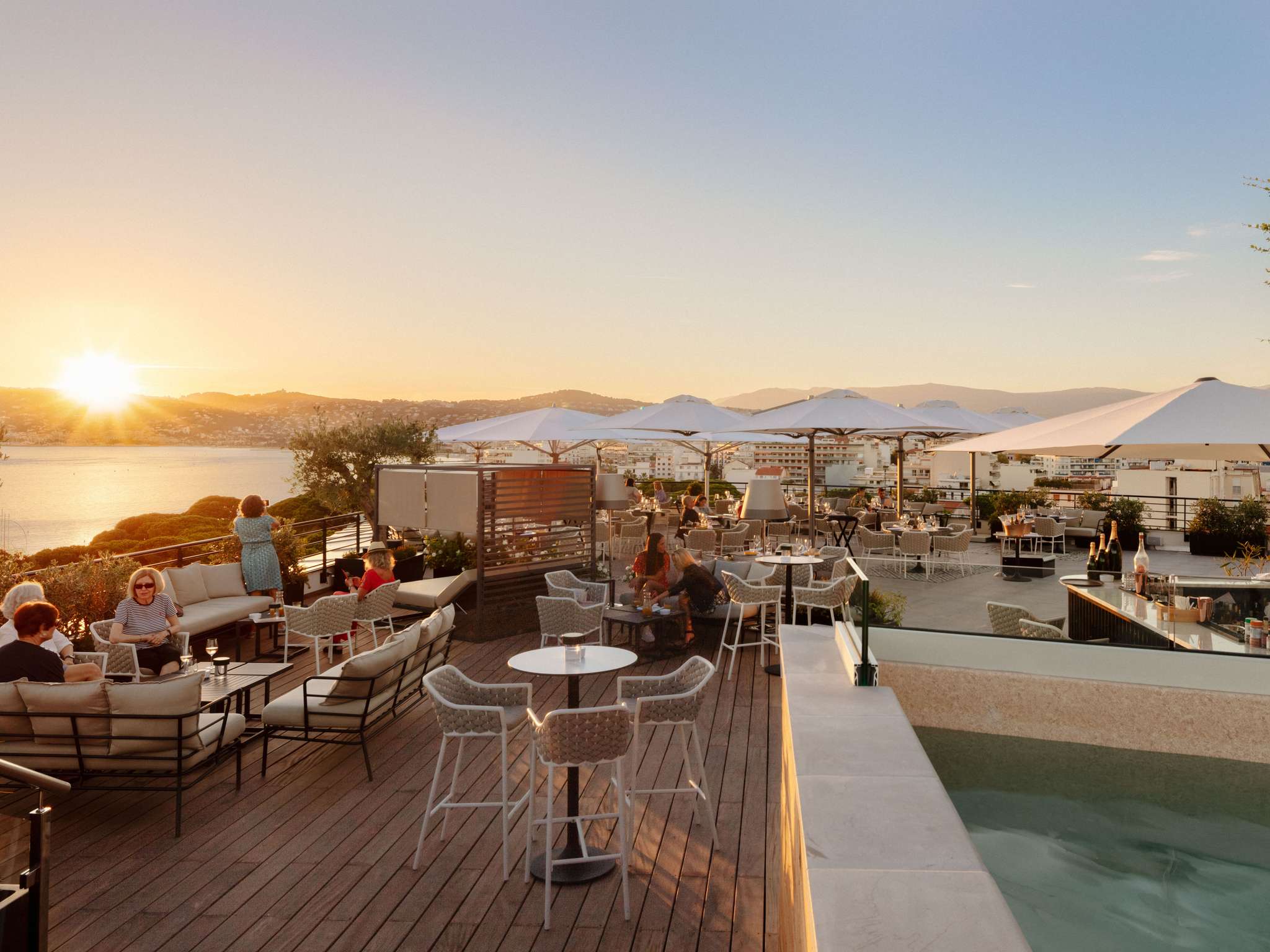 B9q4 Ho 00 P 2048X1536