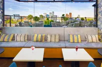04 Hlwwaterlooskybar4
